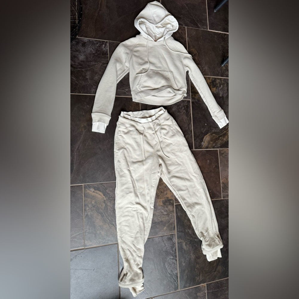 Two-toned sweat suit